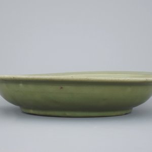 Een grote Longquan celadon schotel met ingekrast floraal decor, Ming Dynastie, 15e eeuw — foto 4