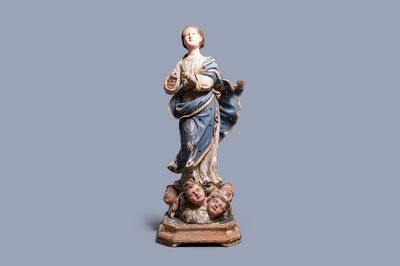 Een grote met glazen ogen bezette gepolychromeerde en vergulde houten figuur van Maria die ten Hemel vaart, Italië, 17e eeuw