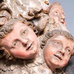 Een grote met glazen ogen bezette gepolychromeerde en vergulde houten figuur van Maria die ten Hemel vaart, Italië, 17e eeuw — foto 13