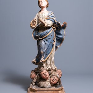Een grote met glazen ogen bezette gepolychromeerde en vergulde houten figuur van Maria die ten Hemel vaart, Italië, 17e eeuw — foto 2