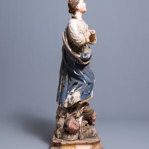 Een grote met glazen ogen bezette gepolychromeerde en vergulde houten figuur van Maria die ten Hemel vaart, Italië, 17e eeuw — foto 3