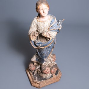 Een grote met glazen ogen bezette gepolychromeerde en vergulde houten figuur van Maria die ten Hemel vaart, Italië, 17e eeuw — foto 7
