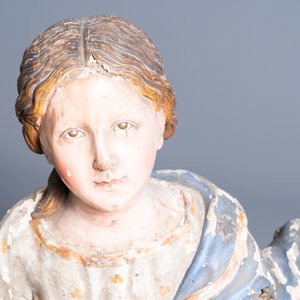 Een grote met glazen ogen bezette gepolychromeerde en vergulde houten figuur van Maria die ten Hemel vaart, Italië, 17e eeuw — foto 8