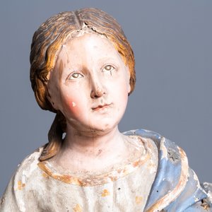 Een grote met glazen ogen bezette gepolychromeerde en vergulde houten figuur van Maria die ten Hemel vaart, Italië, 17e eeuw — foto 9