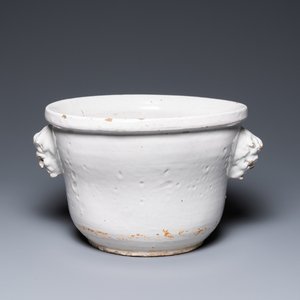 Een grote monochrome witte Franse aardewerken fruitkom, gedateerd augustus 1770 — foto 1