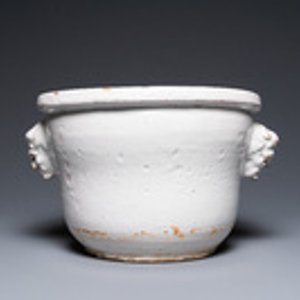 Een grote monochrome witte Franse aardewerken fruitkom, gedateerd augustus 1770 — foto 2