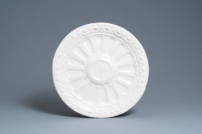 Een grote monochrome witte gelobde schotel, Saint Jean du Désert of Marseille, Frankrijk, 17e eeuw