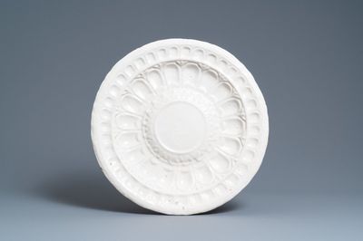 Een grote monochrome witte gelobde schotel, Saint Jean du Désert of Marseille, Frankrijk, 17e eeuw