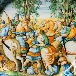 Een grote mythologische schotel in Italiaanse majolica met 'De ontvoering van de Sabijnse vrouwen', atelier Orazio Fontana, Urbino, midden 16e eeuw — foto 3