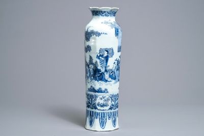 Een grote octagonale blauwwitte Delftse vaas met chinoiserie decor, 17e eeuw