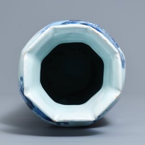 Een grote octagonale blauwwitte Delftse vaas met chinoiserie decor, 17e eeuw — foto 6
