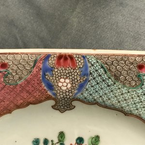 Een grote octagonale Chinese famille rose schotel met een gans, Yongzheng/Qianlong — foto 11