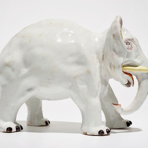 Een grote olifant in Delftse stijl, Dèsvres, Frankrijk, 19e eeuw — foto 2
