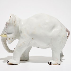Een grote olifant in Delftse stijl, Dèsvres, Frankrijk, 19e eeuw — foto 4
