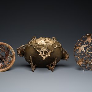 Een grote opengewerkte Chinese bronzen gedekselde wierookbrander op sokkel, 19e eeuw — foto 7