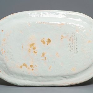 Een grote ovale blauw-witte Franse schotel met het wapen van Barres, Rouen, 18e eeuw — foto 2