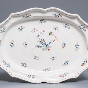 Een grote ovale Brussels aardewerken schotel met decor 'à la haie fleurie', 18e eeuw — foto 1