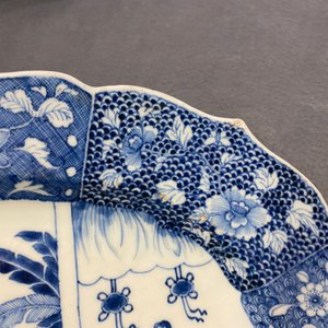 Een grote ovale Chinese blauw-witte 'Romance of the Western Chamber' schotel, Qianlong — foto 3