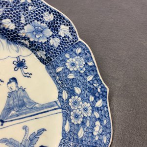 Een grote ovale Chinese blauw-witte 'Romance of the Western Chamber' schotel, Qianlong — foto 4