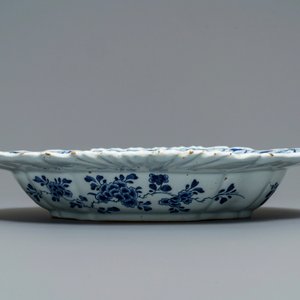 Een grote ovale gelobde blauw-witte Delftse saladekom, 18e eeuw — foto 6