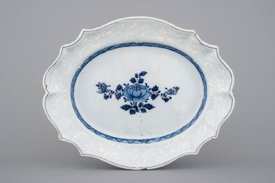 Een grote ovalen blauw-witte schotel in Franse faïence, Saint-Omer, 18e eeuw