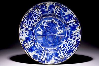 Een grote overgedecoreerde Japanse Arita schotel in Wanli-stijl, ca. 1700