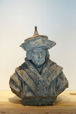 Een grote plaasteren buste van een edelman uit de renaissance, 19/20e eeuw, Brugge