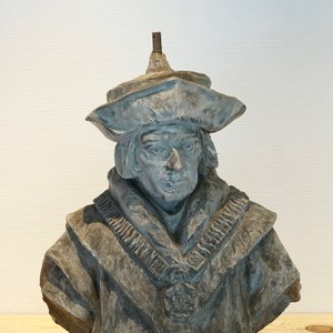 Een grote plaasteren buste van een edelman uit de renaissance, 19/20e eeuw, Brugge — foto 1
