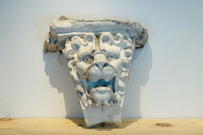 Een grote plaasteren console met een leeuwenkop, 19/20e eeuw, Brugge