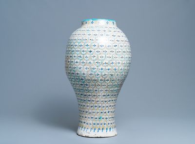Een grote polychrome aardewerken vaas, Marokko of Tunesië, ca. 1900