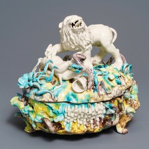Een grote polychrome Brusselse terrine met een leeuw in gevecht met een hond, 1e helft 18e eeuw — foto 1