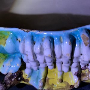 Een grote polychrome Brusselse terrine met een leeuw in gevecht met een hond, 1e helft 18e eeuw — foto 29