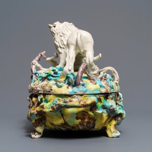 Een grote polychrome Brusselse terrine met een leeuw in gevecht met een hond, 1e helft 18e eeuw — foto 3