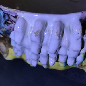 Een grote polychrome Brusselse terrine met een leeuw in gevecht met een hond, 1e helft 18e eeuw — foto 32