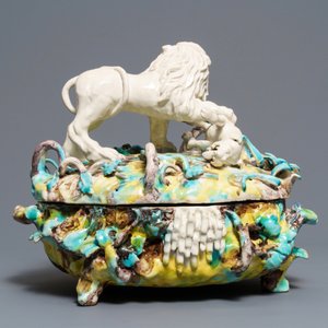 Een grote polychrome Brusselse terrine met een leeuw in gevecht met een hond, 1e helft 18e eeuw — foto 4