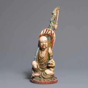 Een grote polychrome Chinese ivoren groep van een wijze met fabeldier, 19e eeuw — foto 2