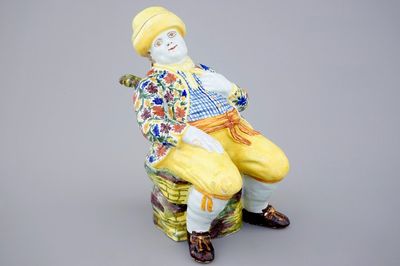 Een grote polychrome Delfts aardewerken "Bobbejak" tafelfontein, 18e eeuw