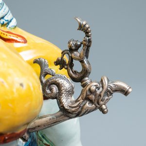 Een grote polychrome Delftse 'Bobbejak' tafelfontein, 18e eeuw — foto 8
