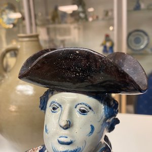 Een grote polychrome Delftse 'Bobbejak' tafelfontein, 18e eeuw — foto 10