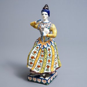 Een grote polychrome Delftse figuur van een dame met hondje, 18e eeuw — foto 1