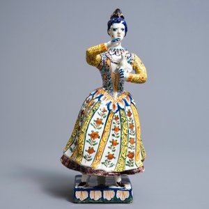 Een grote polychrome Delftse figuur van een dame met hondje, 18e eeuw — foto 2