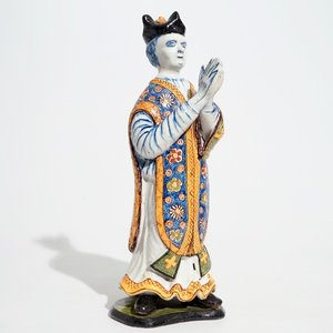 Een grote polychrome Delftse figuur van een priester, 18e eeuw — foto 1