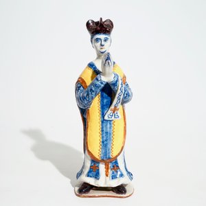 Een grote polychrome Delftse figuur van een priester, 18e eeuw — foto 2