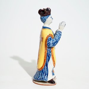 Een grote polychrome Delftse figuur van een priester, 18e eeuw — foto 3