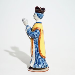 Een grote polychrome Delftse figuur van een priester, 18e eeuw — foto 5