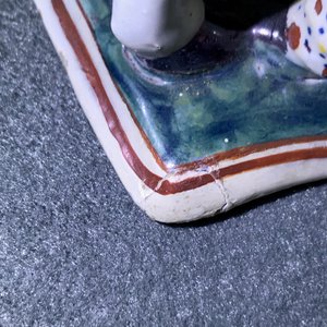 Een grote polychrome Delftse groep van een koe met melkster, 18e eeuw — foto 11