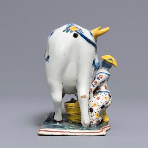 Een grote polychrome Delftse groep van een koe met melkster, 18e eeuw — foto 5
