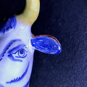 Een grote polychrome Delftse groep van een koe met melkster, 18e eeuw — foto 8