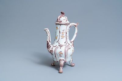 Een grote polychrome Delftse koffiekan met deksel, 18e eeuw