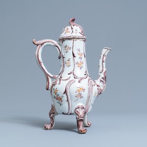 Een grote polychrome Delftse koffiekan met deksel, 18e eeuw — foto 4